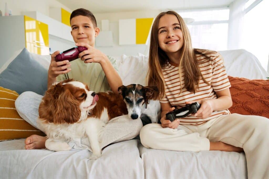 primos pasando tiempo juntos casa jugando videojuegos