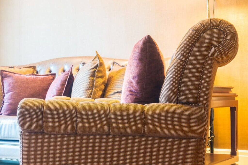 sofa rejilla cojines decorativos salon acogedor