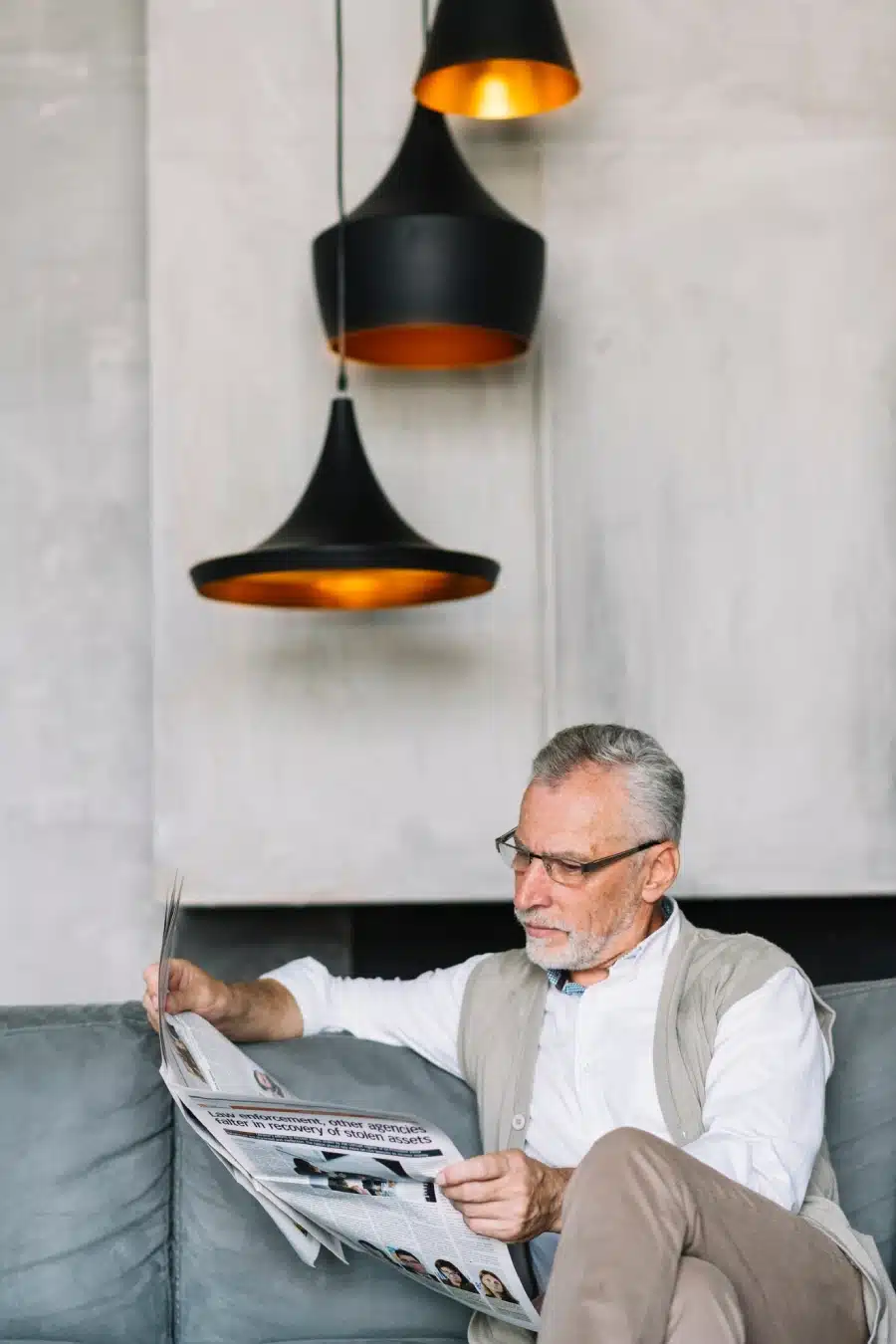 hombre mayor leyendo el periodico